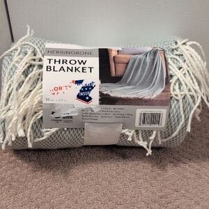 Herringbone Throw Blanket in Blue and White NWT